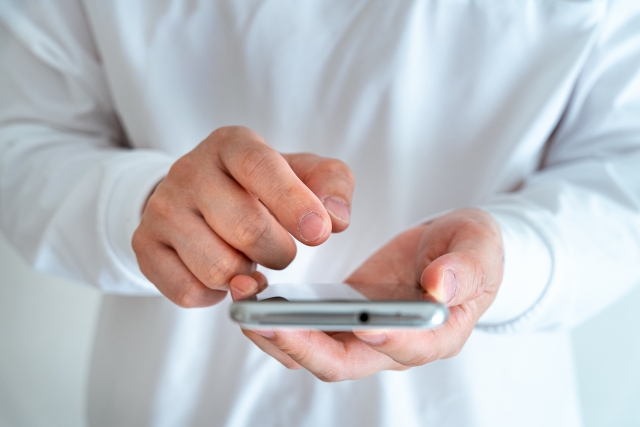 スマホを操作している様子