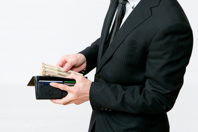 支払っている図